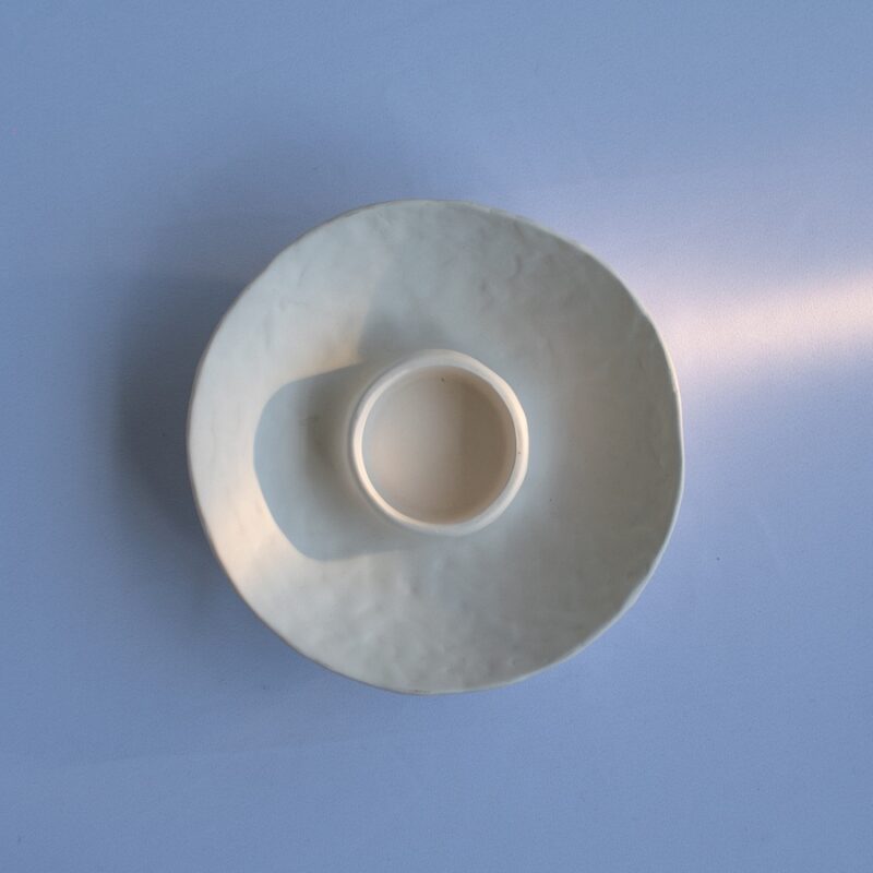biały swiecznik z ceramiki na tealight